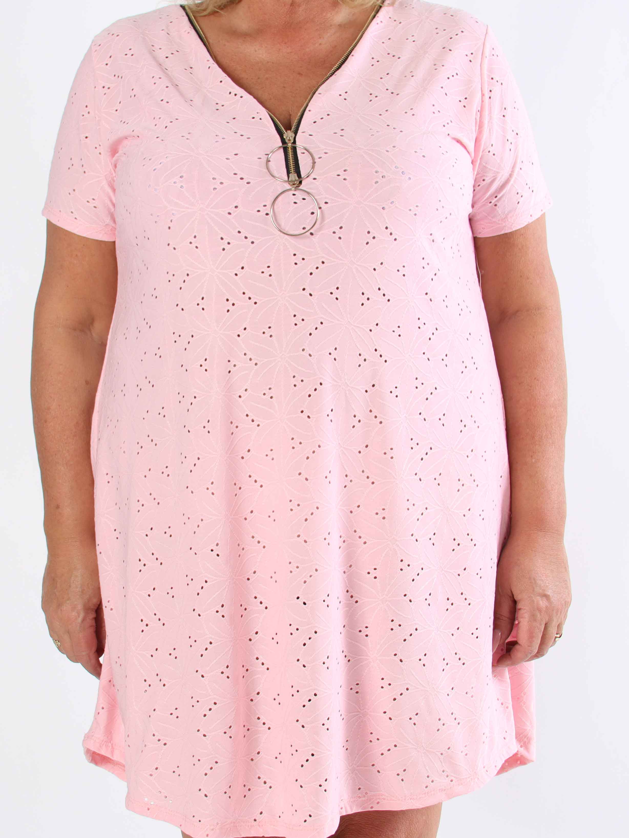 Liba - Blød elastisk plus size kjole i broderie anglaise med lynlås